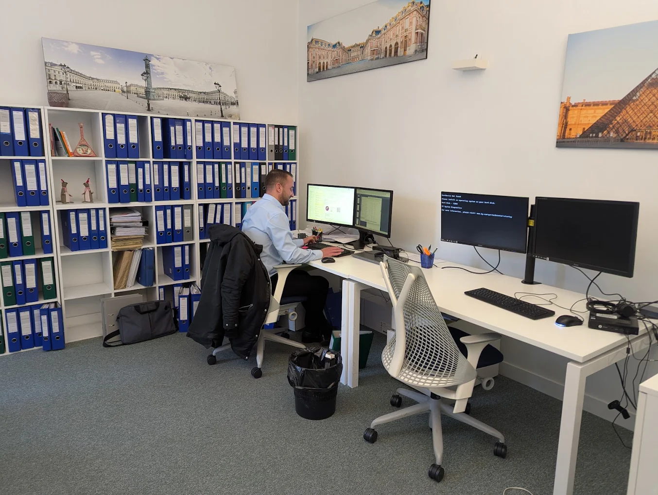 expert comptable en plein bilan derrière son ordinateur